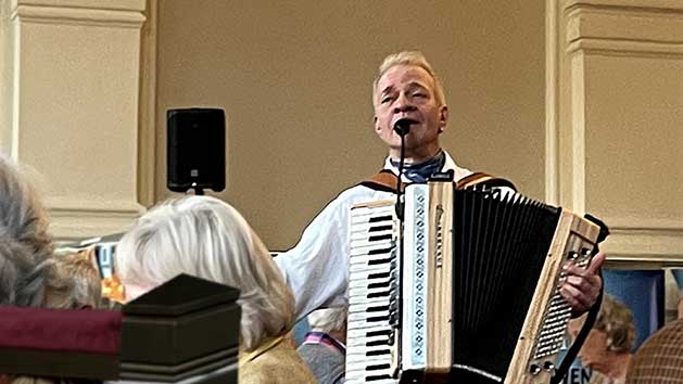 Andreas mit Akkordeon und Gesang live
